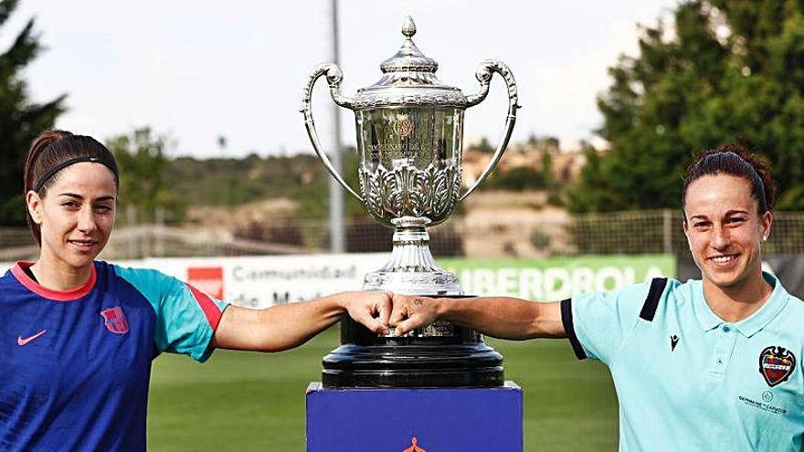 Las capitanas de ambos equipos junto al trofeo.