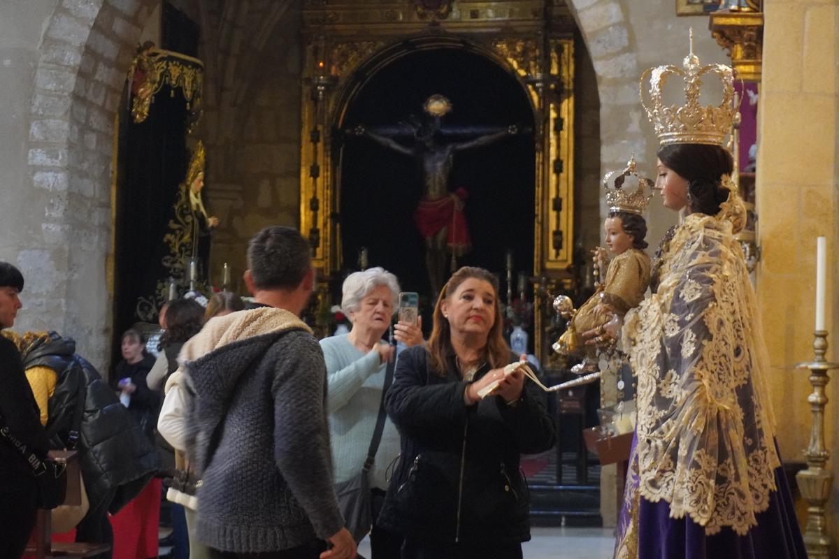 Los fieles acuden al besamanos de la Virgen de los Remedios