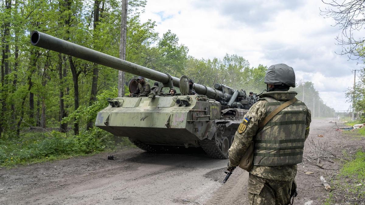 Obús autopropulsado 2S7 ucraniano, en una carretera de Jarkov, el pasado 17 de mayo EFEEPAVASILIY ZHLOBSKY