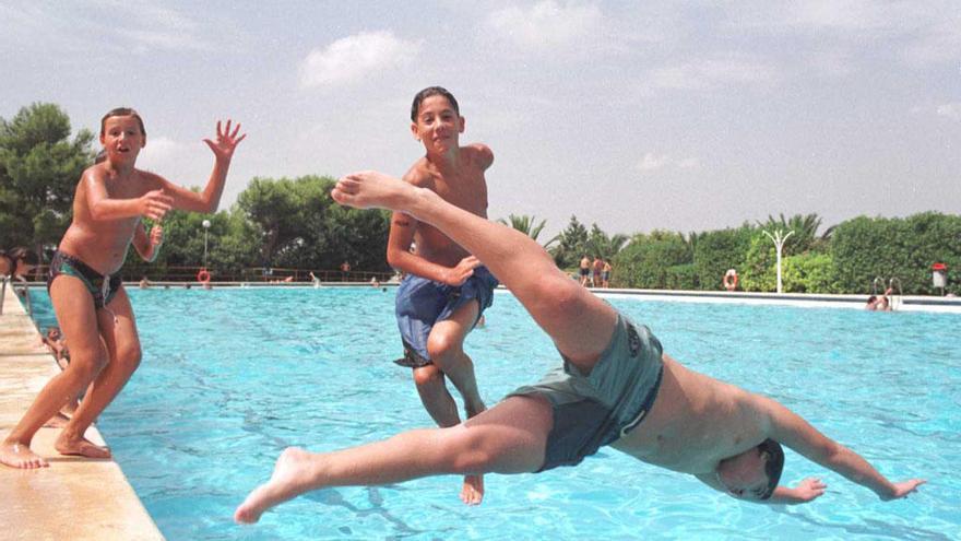 Niños se divierten en una piscina.