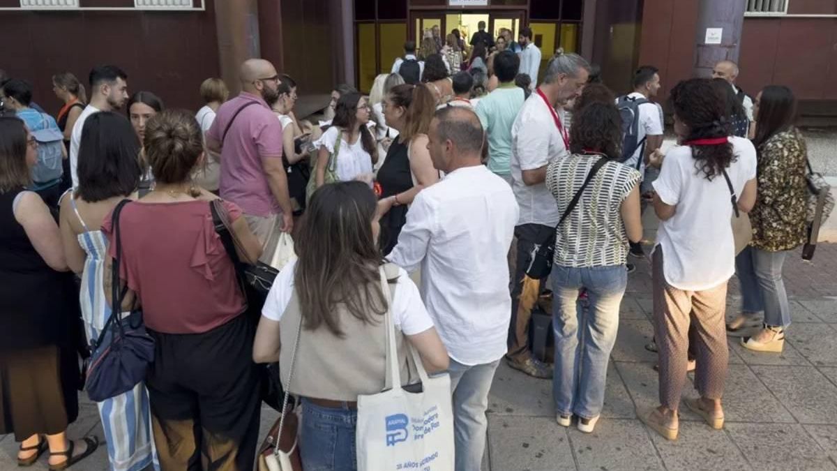 Imagen de varios docentes antes del examen de la oposición.