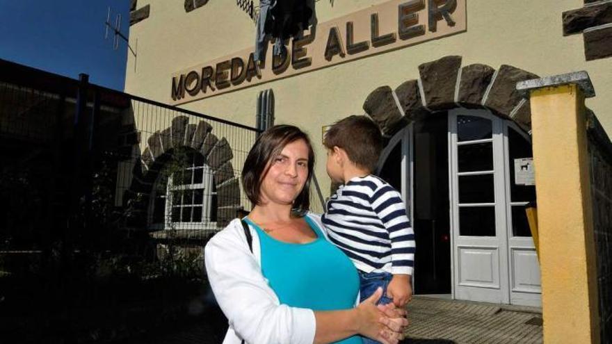 Olga Rodríguez, con su hijo, en Moreda.