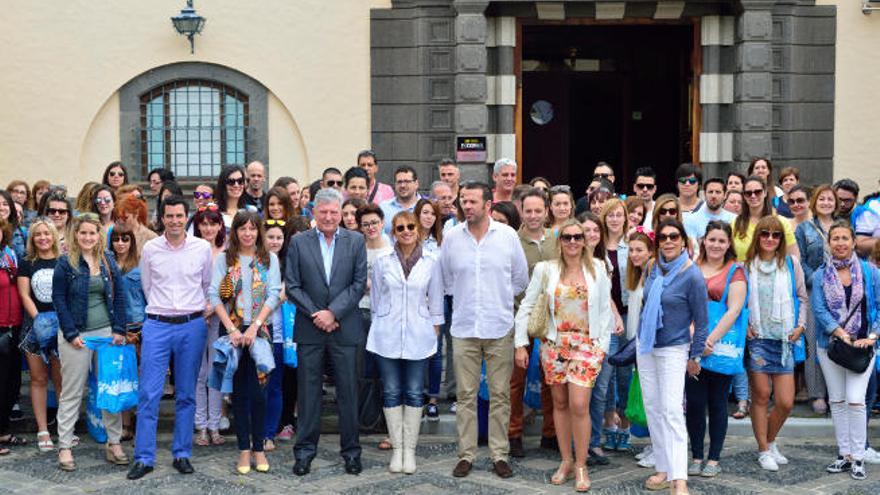 Quevedo -con traje- junto a Jiménez -a su izquierda-, y agentes de Travelplan, ayer ante el Museo Néstor.