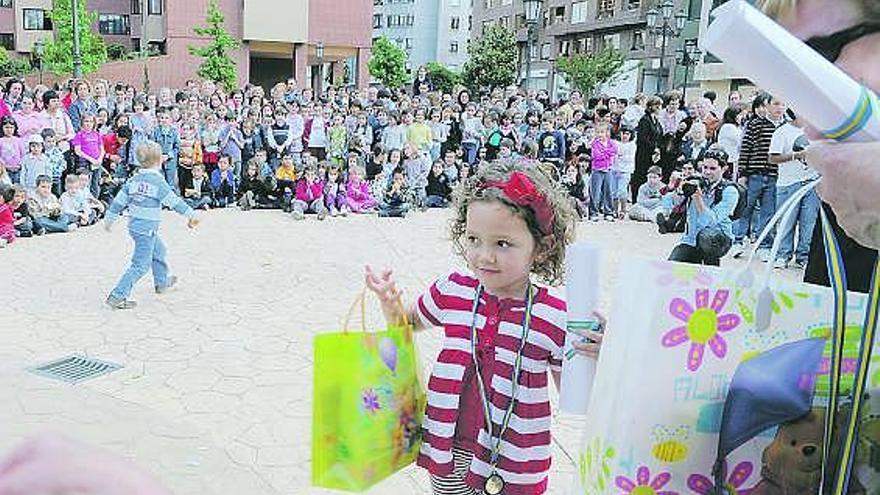 Premios y chocolatada para 400 niños en La Tenderina