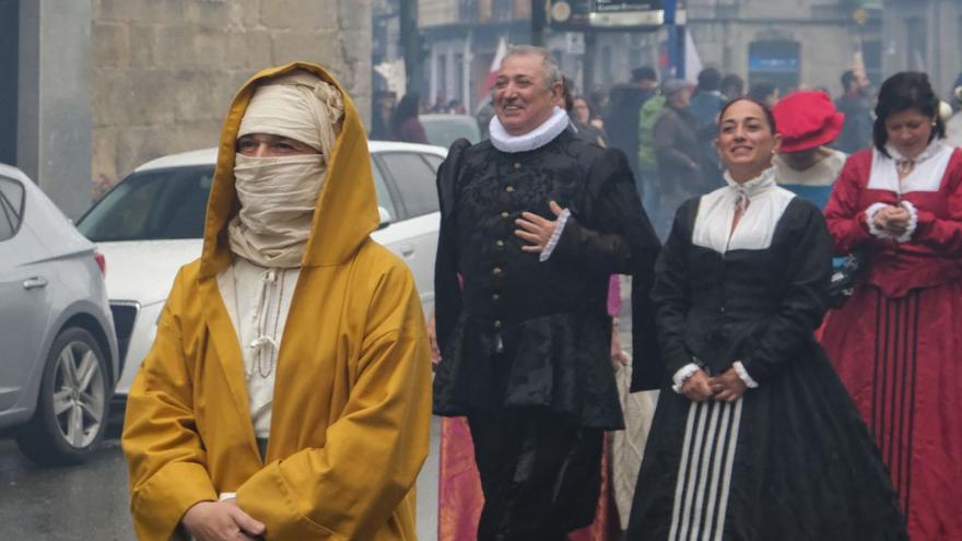 El desfile que recrea más de 50 fiestas históricas en España recorrió Xinzo. | Roi Cruz