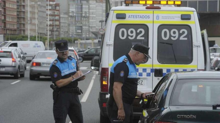 Dos policías locales hacen un control de alcoholemia a un conductor en la avenida del Ejército.