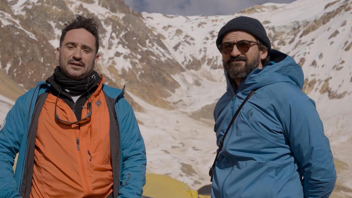 J. A. Bayona en el rodaje de 'La sociedad de la nieve', que estrenará en Netflix este año.