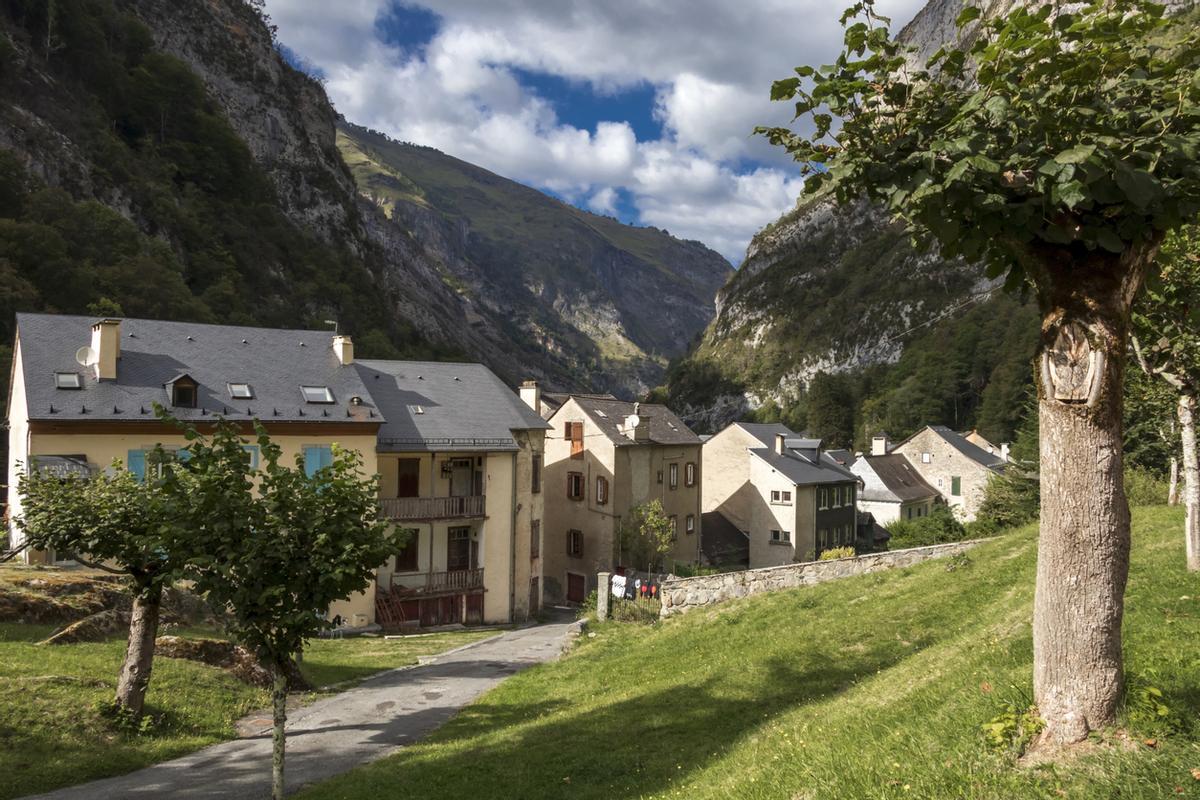 Eaux-Bonnes pintoresco pueblo cerca de la pequeña ciudad de Laruns