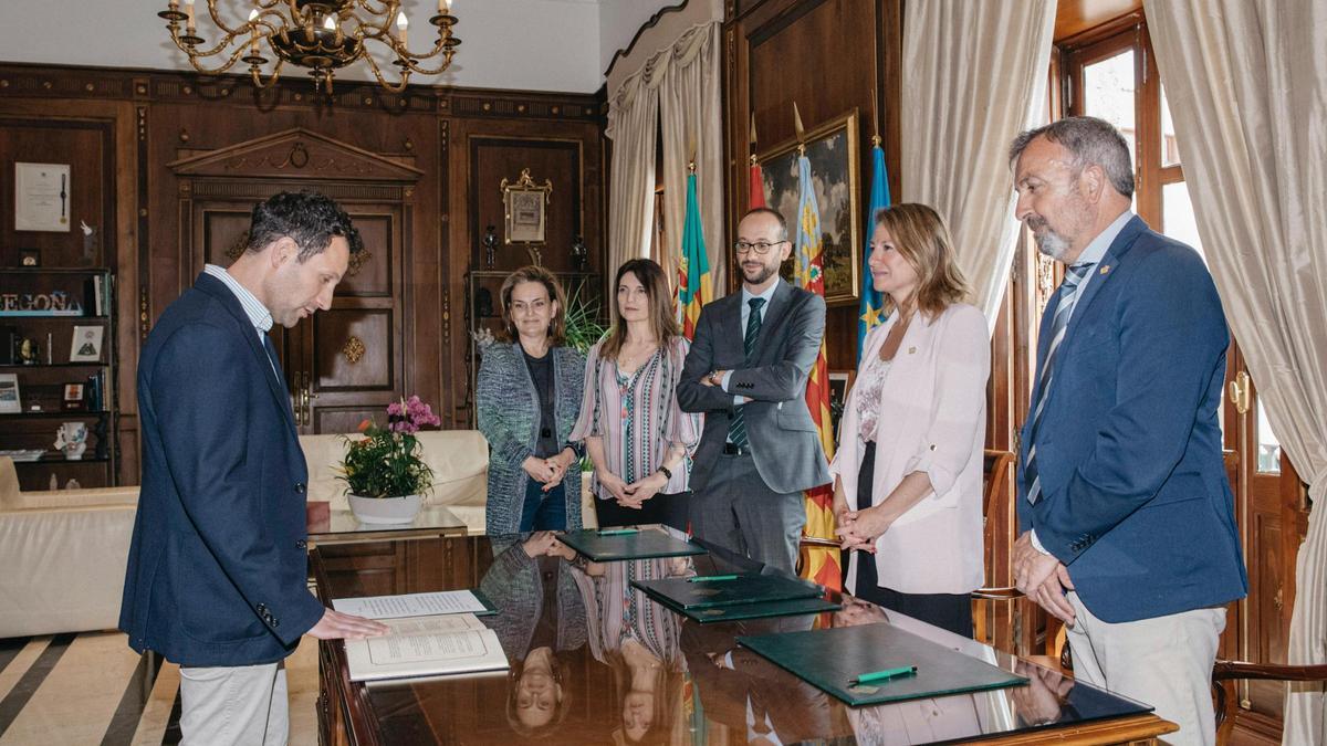Un momento de la toma de posesión del nuevo interventor municipal del Ayuntamiento de Castelló, este viernes.