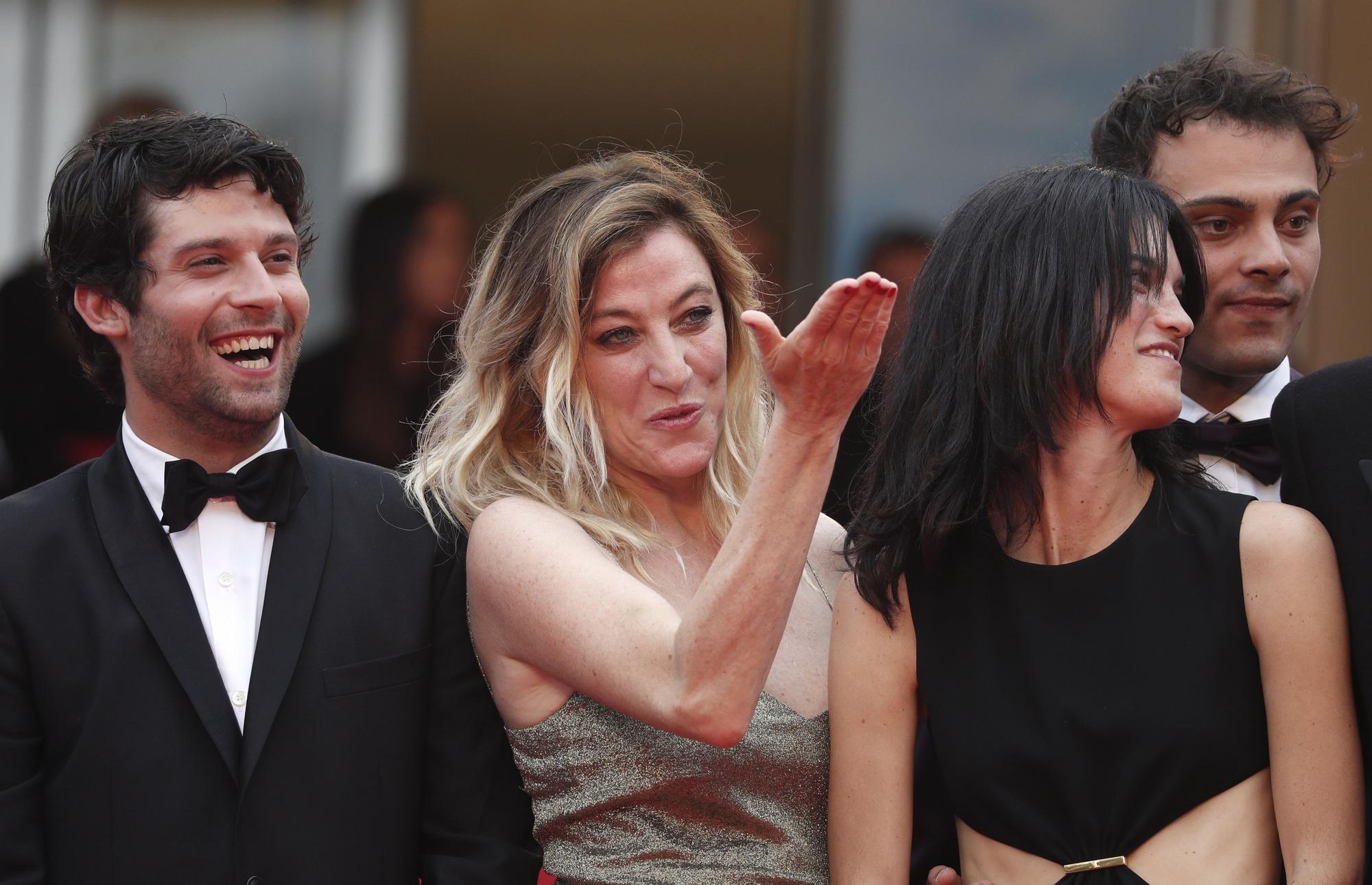 La directora de cine Valeria Bruni-Tedeschi, en el centro de la imagen, saluda al llegar al estreno de su película 'Les amandiers' en el Festival de cine de Cannes.