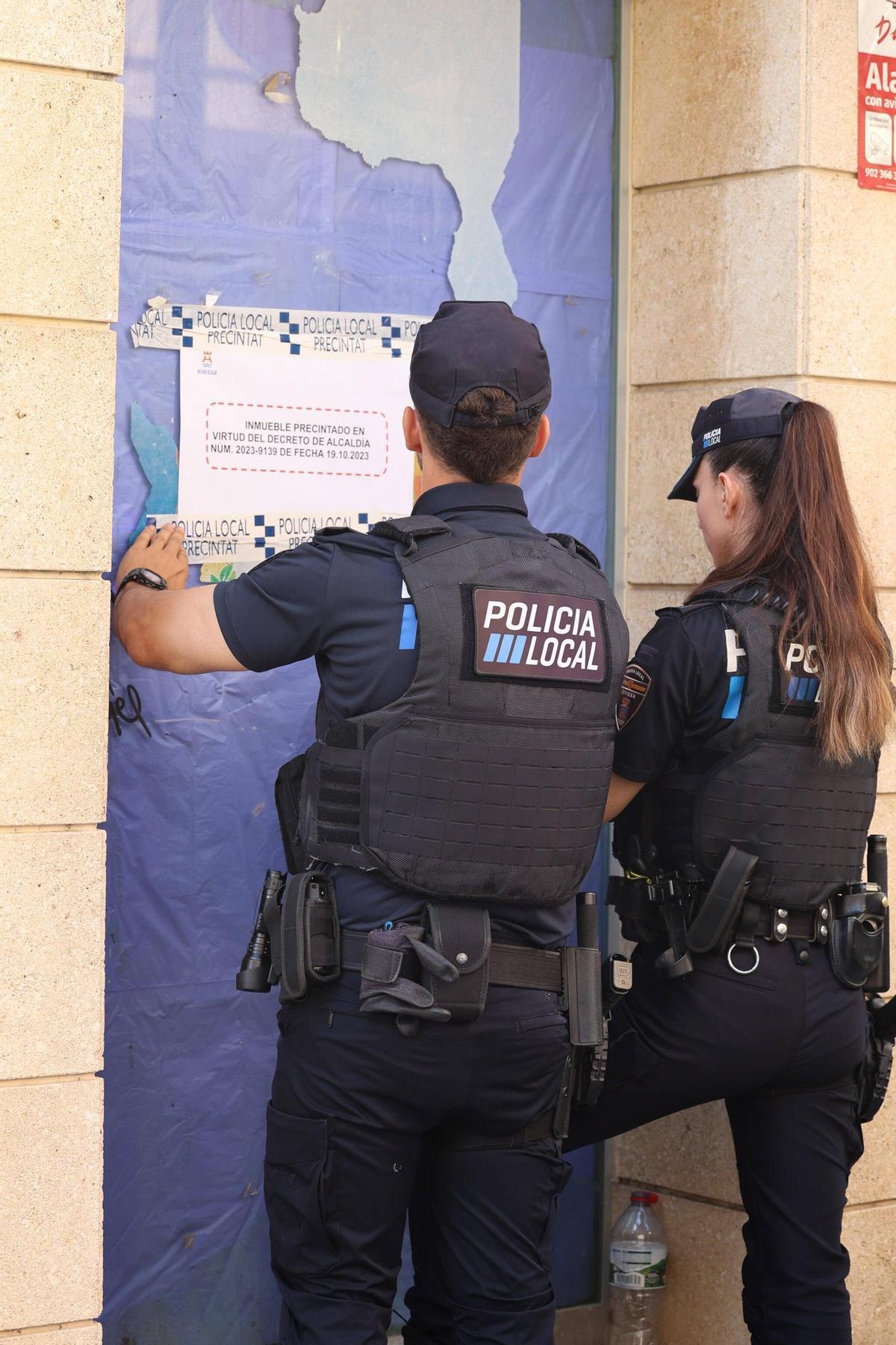 Todas las imágenes del desalojo en el local de Ibiza Todas las imágenes del desalojo en el local de Ibiza
