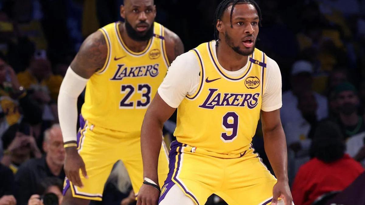 LeBron James y su hijo Bronny jugando juntos.