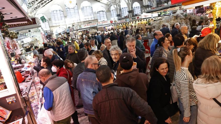 Colas para hacer las últimas compras navideñas en el Mercado Central de València