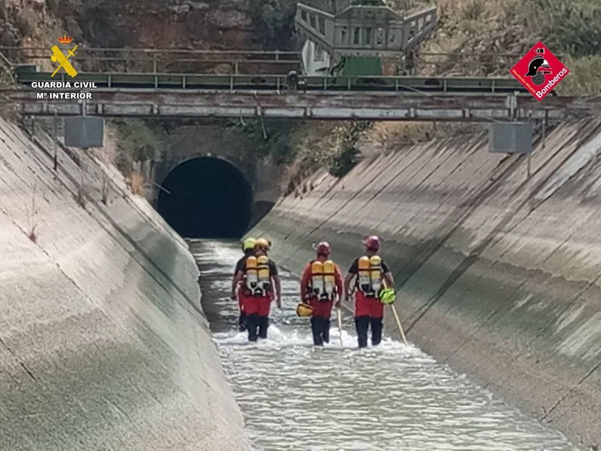 Bomberos del Consorcio Provincial en el operativo de búsqueda en el canal del trasvase.