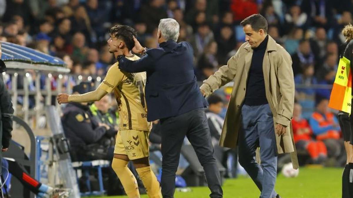Pellicer se dirige a Kevin tras su expulsión en Zaragoza.