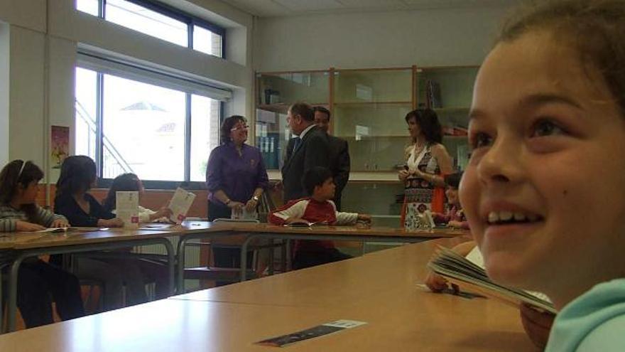 Aspecto de la visita de ayer de Alejandro Font de Mora al nuevo colegio Habaneras de Torrevieja.