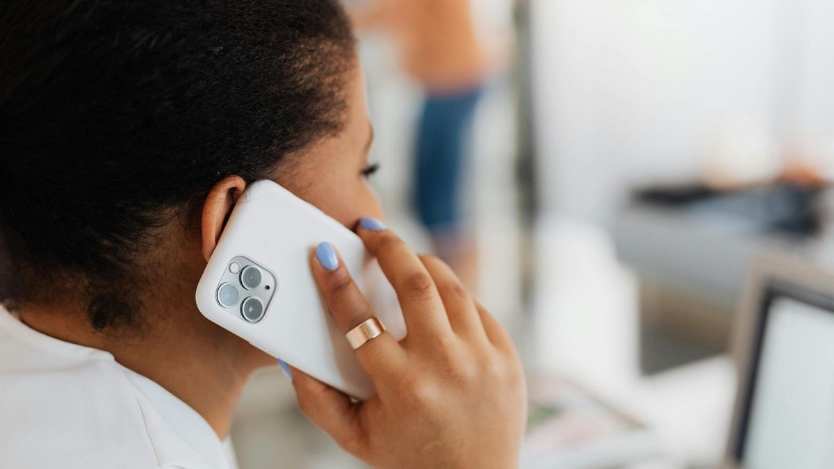 Persona parlant per telèfon.