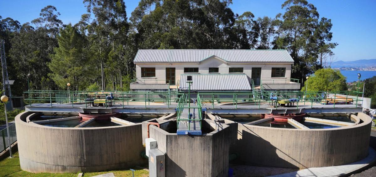Instalaciones de la Estación de Tratamento de Auga Potable (ETAP) de Baíña, con la bahía al fondo.