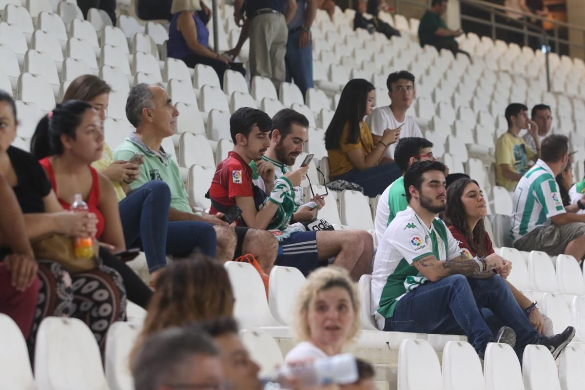 Aficionados en el encuentro de Copa del Rey