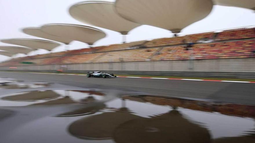 Bottas con su Mercedes durante la primera sesión de entrenamientos libres en el encharcado circuito de Shanghai.