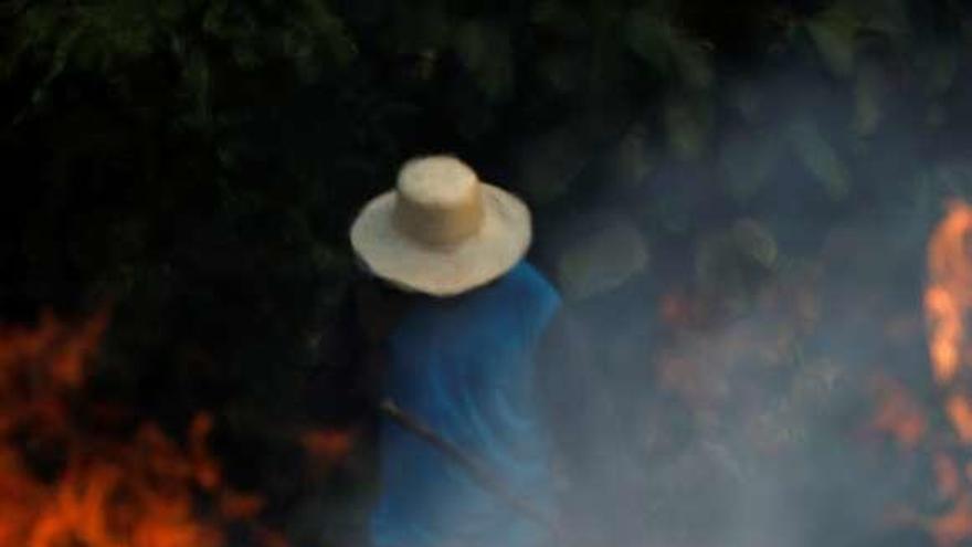 Un hombre combate un incendio en Iranduba (Brasil). // Reuters