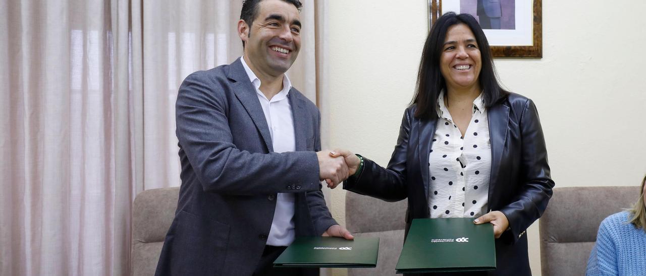 Luis López y Marta Giráldez tras la firma del convenio, ayer en Meis.