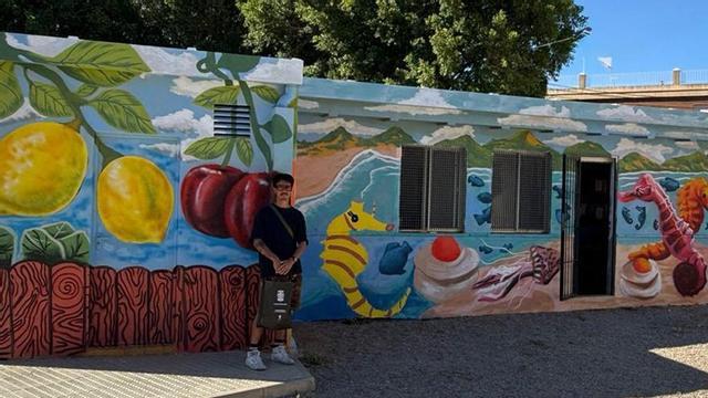 Arriba, el artista Esteban Warro junto al mural; abajo, los alumnos en el proceso de creación. | L.O.