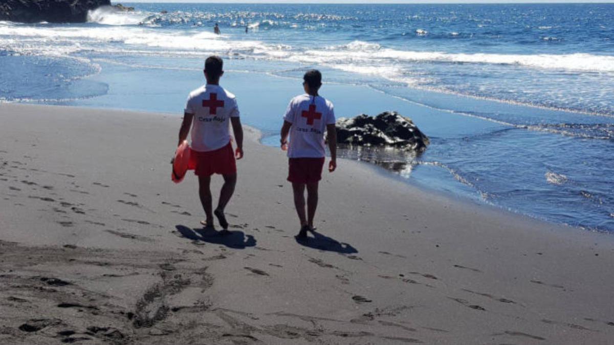 Dos socorristas en una playa de Canarias