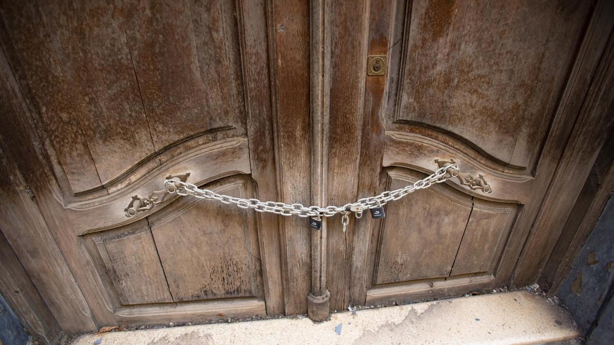 Viviendas con cadenas en las puertas y inmueble ocupado en la calle Sant Roc
