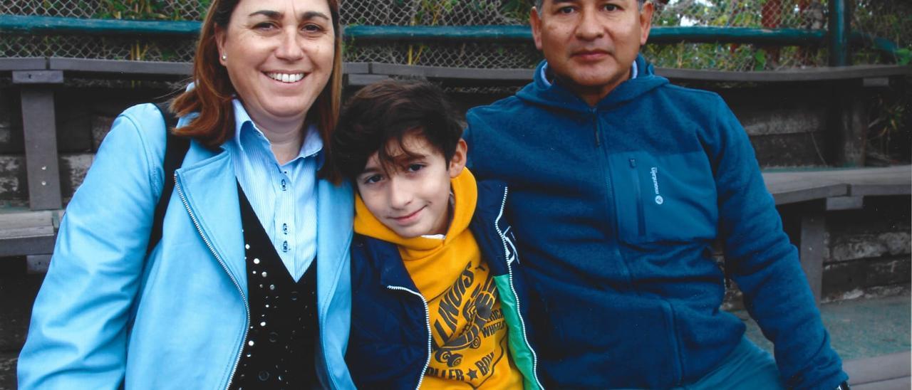 Ikal Cortázar, con sus padres, es un niño granadino al que le diagnosticaron en el hospital Reina Sofía fiebre mediterránea familiar.