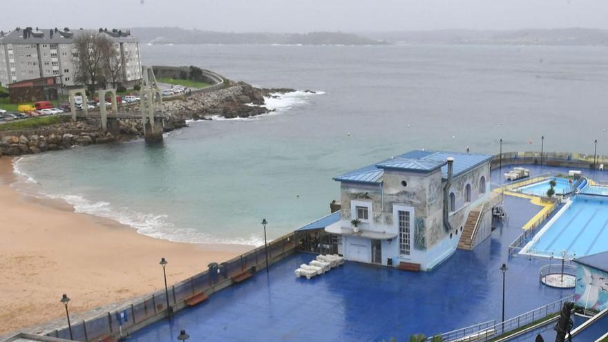 El Concello de A Coruña tomará una decisión definitiva sobre la piscina del Club del Mar en el segundo semestre, tras reunirse con la directiva