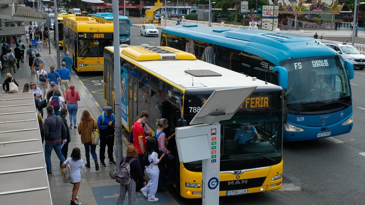 Vehículos de las operadoras Guaguas Municipales y Global en el Parque de San Telmo.