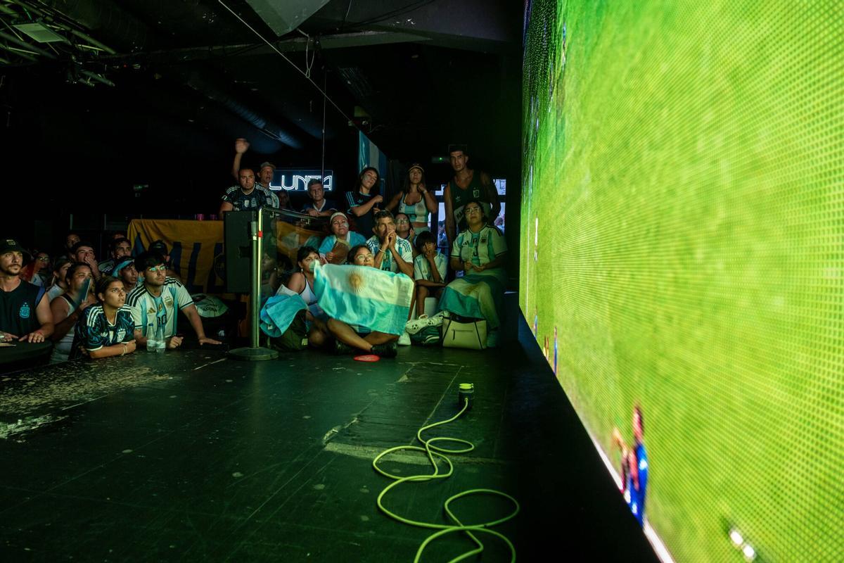 Aficionados de la selección Argentina se concentran en el Bar Lunita