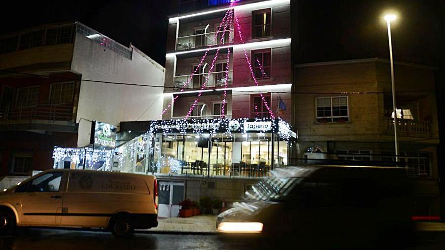 En un año difícil el restaurante Loureiro, en Bueu, quiere poner un poco de luz entre tanta negrura. Una iluminación navideña que destaca y que, sinceramente, se agradece. Y mucho.