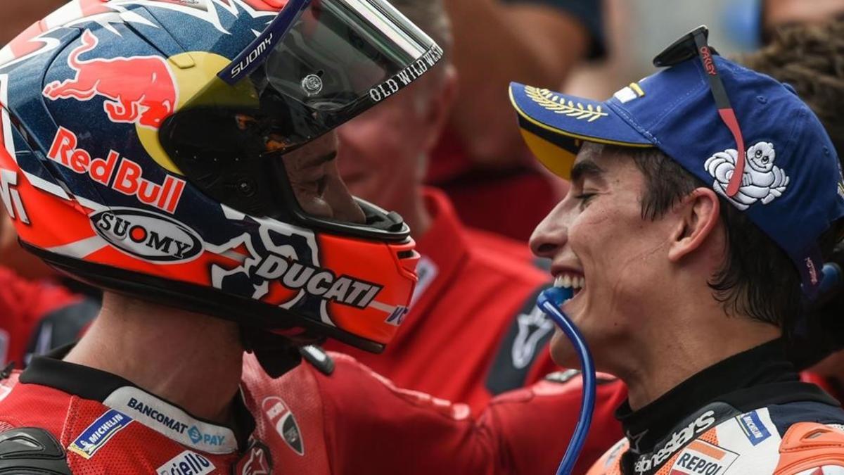Andrea Dovizioso (Ducati) y Marc Márquez (Honda) se felicitan por el gran duelo de Spielberg.