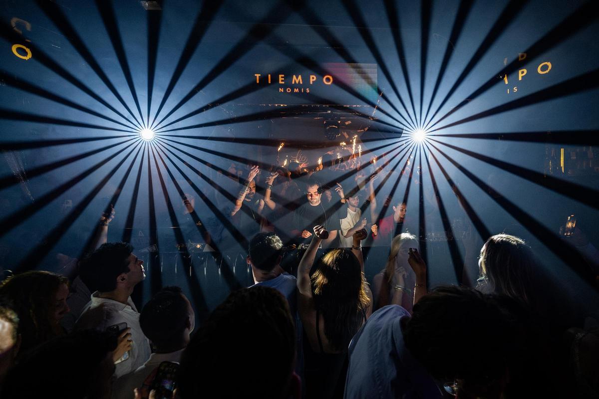 Nomis de Tiempo en la cabina de Lío Club este verano.