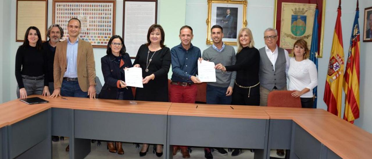 Los alcaldes de Pinoso, Algueña y La Romana con los responsables de la empresa tras la firma del contrato.