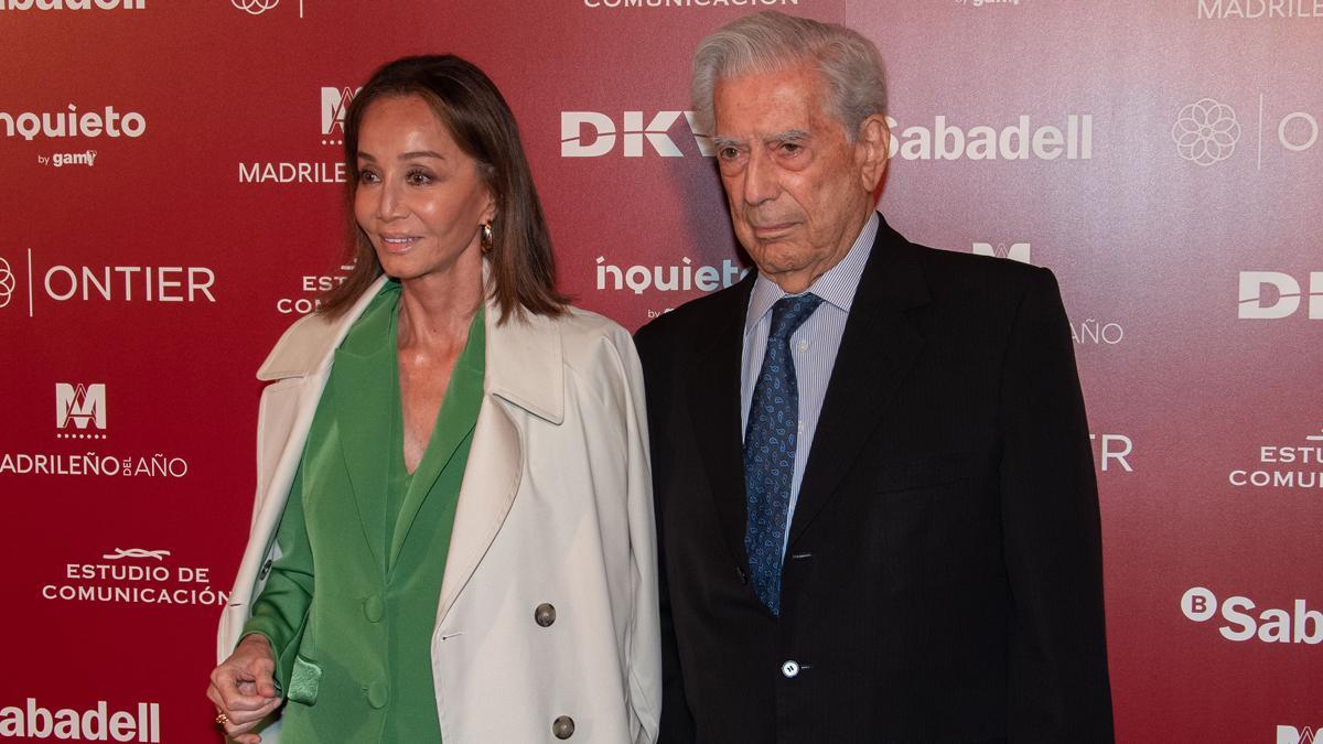 Mario Vargas Llosa e Isabel Preysler llegan al Teatro Real para asistir a la entrega del premio 'Madrileño del año 2022', el 10 de octubre del 2022, en Madrid.