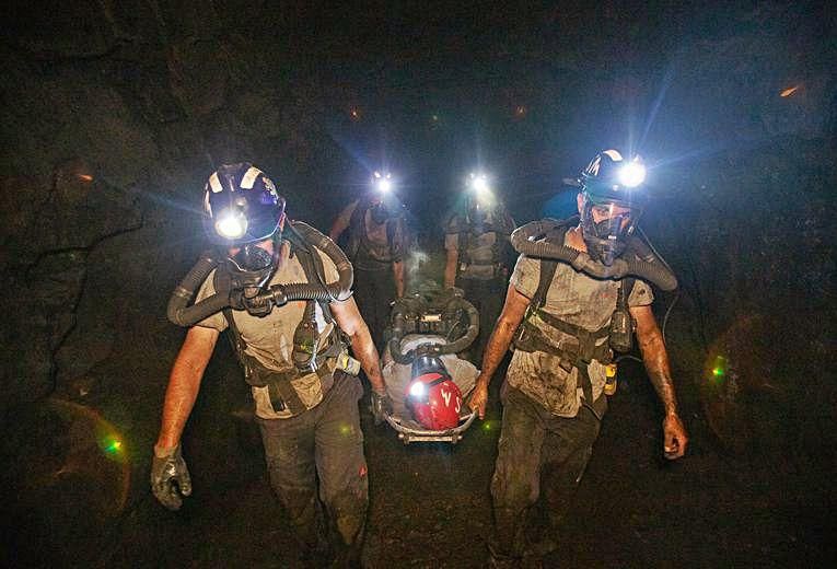 Autorrescatador. L&#039;usu d&#039;equipos de respiración autónoma forma parte del entrenamientu.