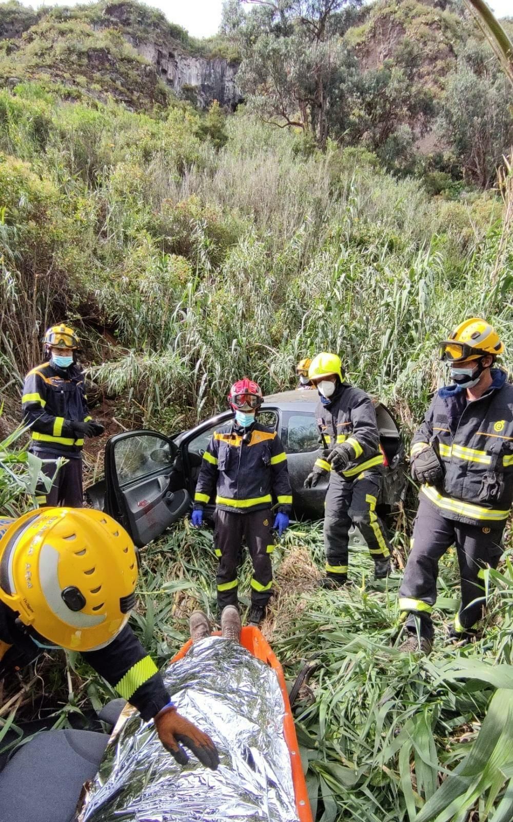 Cae por una ladera en Moya