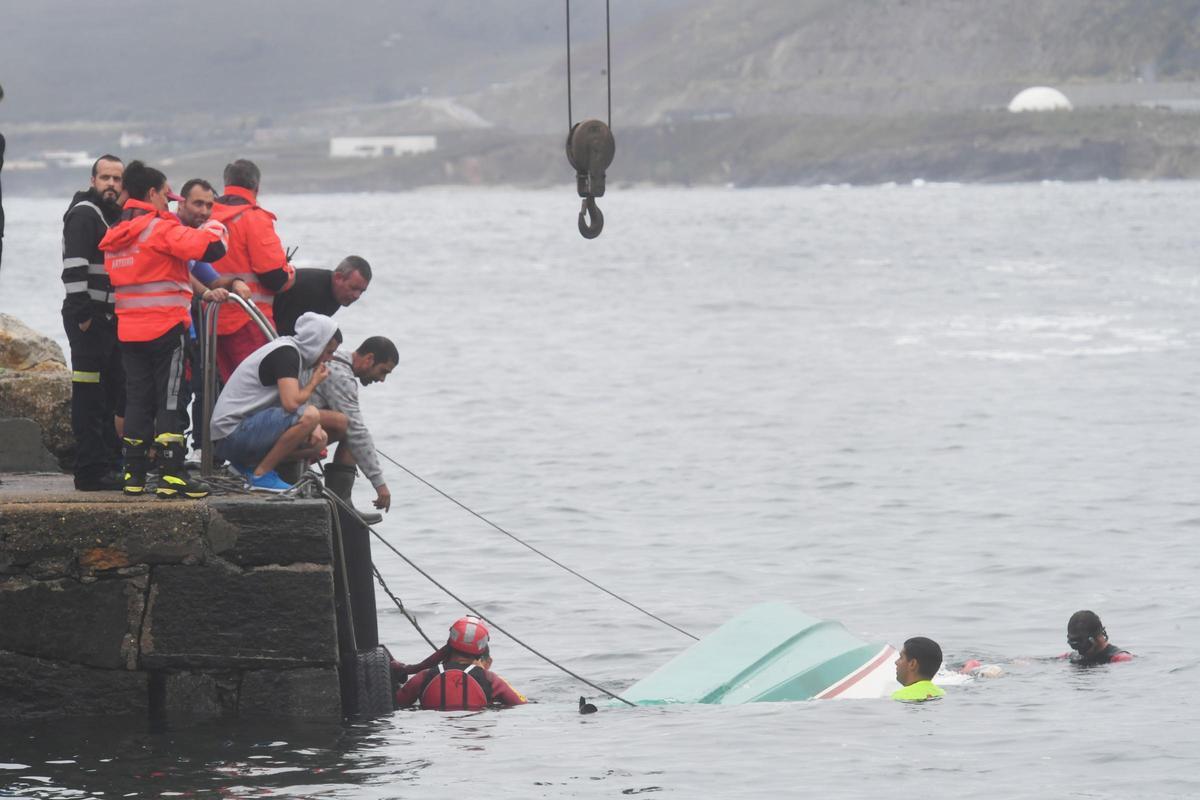 Un fallecido y dos rescatados tras volcar un bote en Suevos