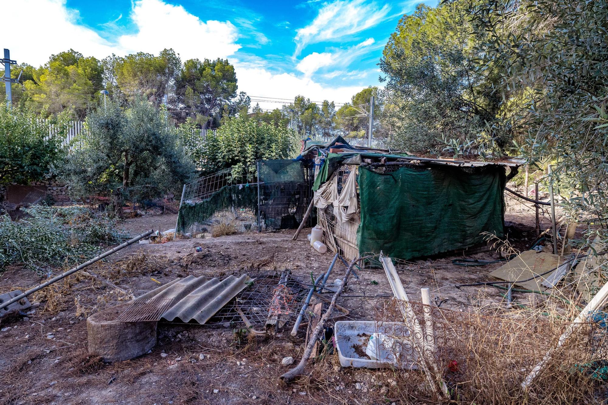 El Consistorio recupera cientos de metros okupados por huertos, casetas para animales o chamizos donde guardar trastos, algunos de ellos desde hace más de tres décadas. Todas las personas han accedido a marcharse de manera voluntaria puesto que nadie tenía en la zona su primera residencia