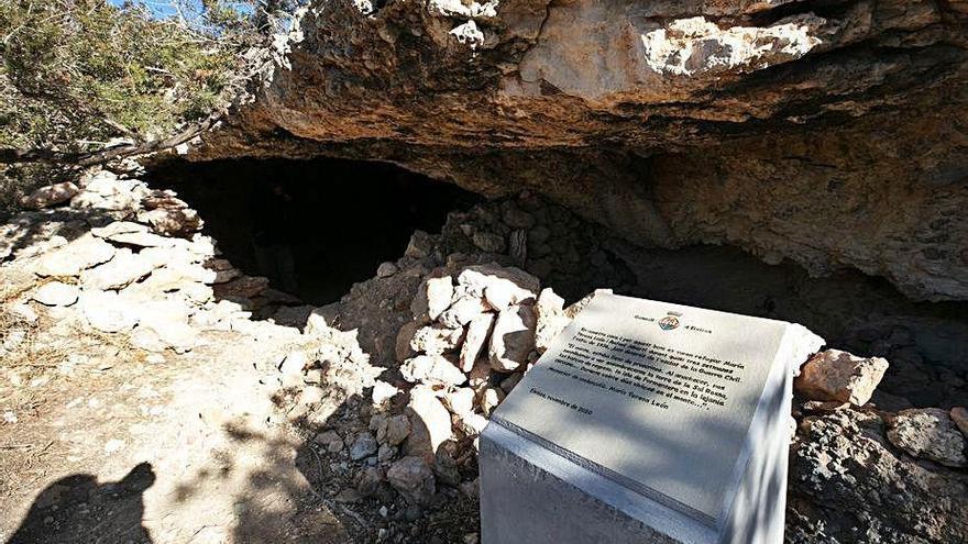 El monolito con la placa de cerámica obra de &#039;Toniet&#039;.