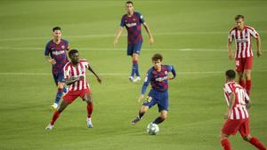 Riqui Puig dirige un ataque del  Barça ante el Atlético en el Camp Nou.