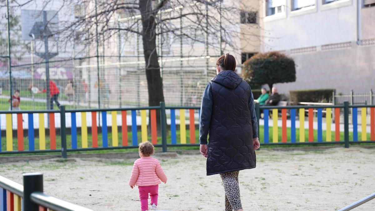 Una mujer con su hija en el parque.