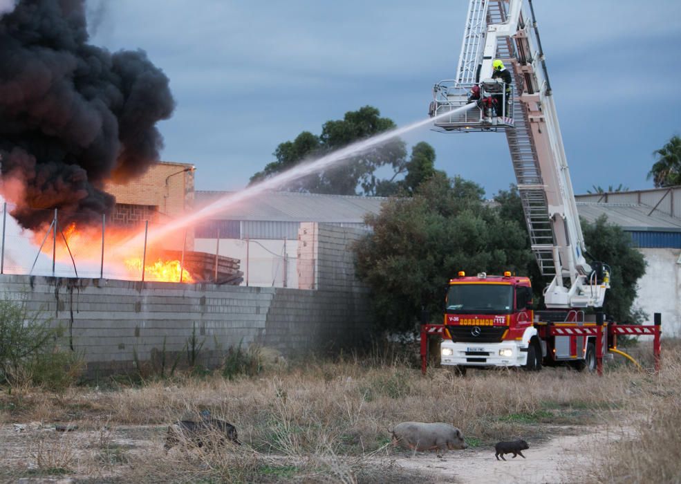 Más de una veintena de bomberos trabajaban anoche para sofocar el complicado incendio.