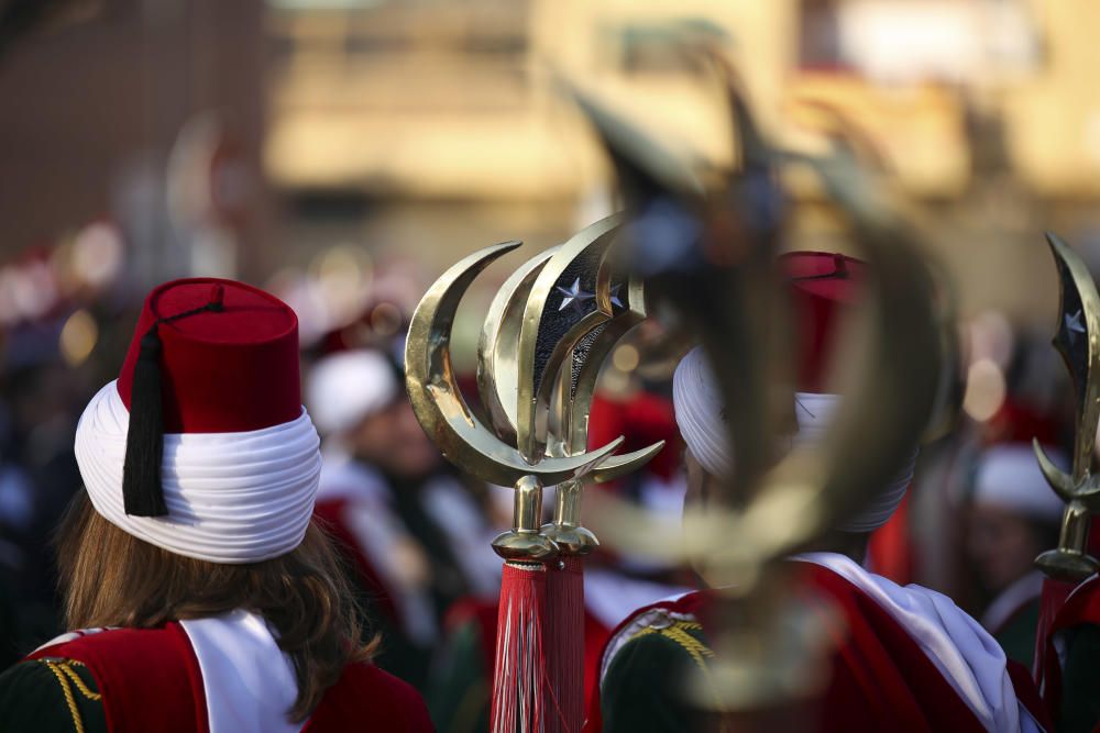 La comparsa Turcos sacude las calles a cinco días de los Moros y Cristianos de Sax