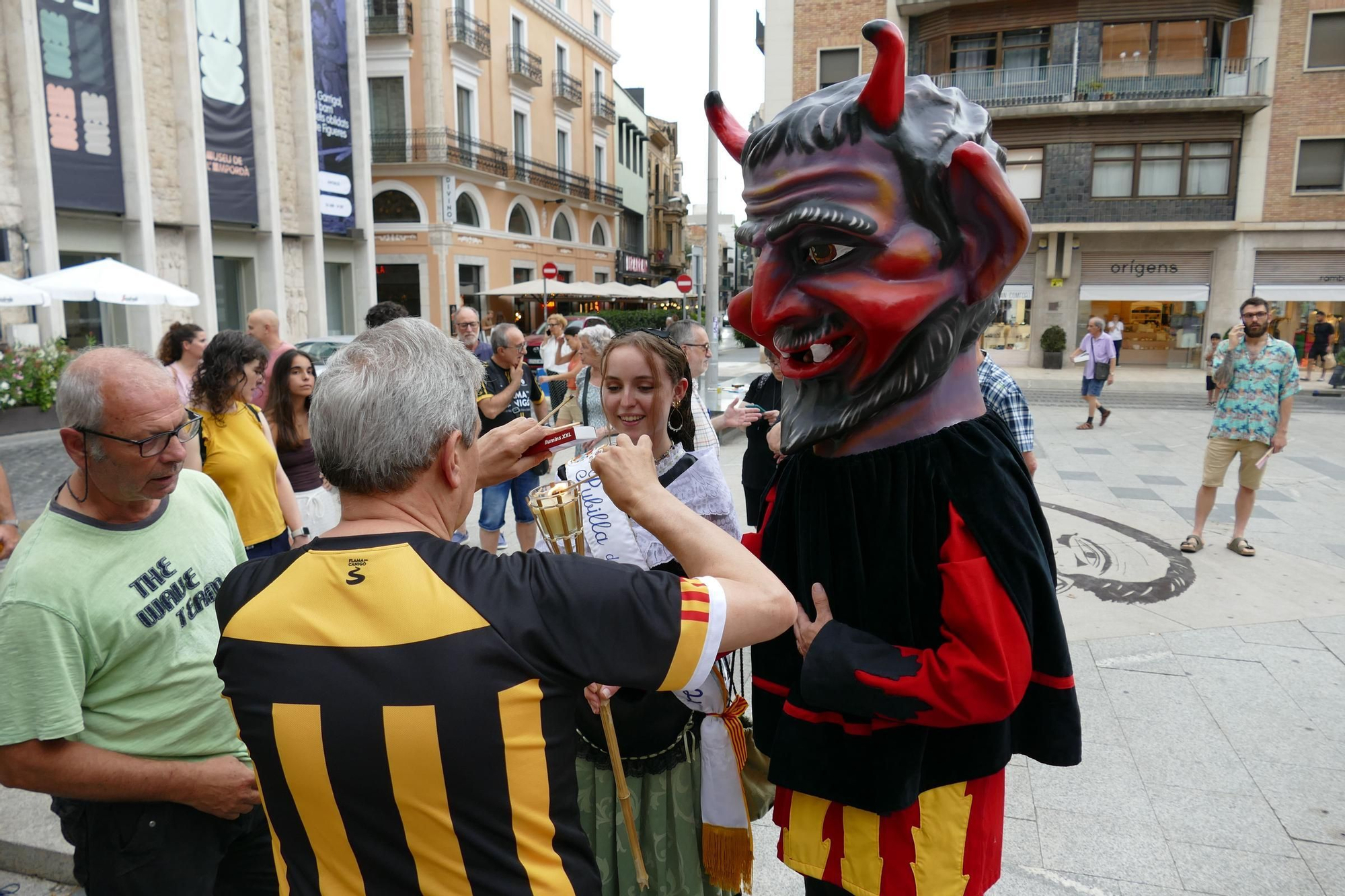 Figueres rep la Flama del Canigó i reparteix la llum de la catalanitat per tota la comarca