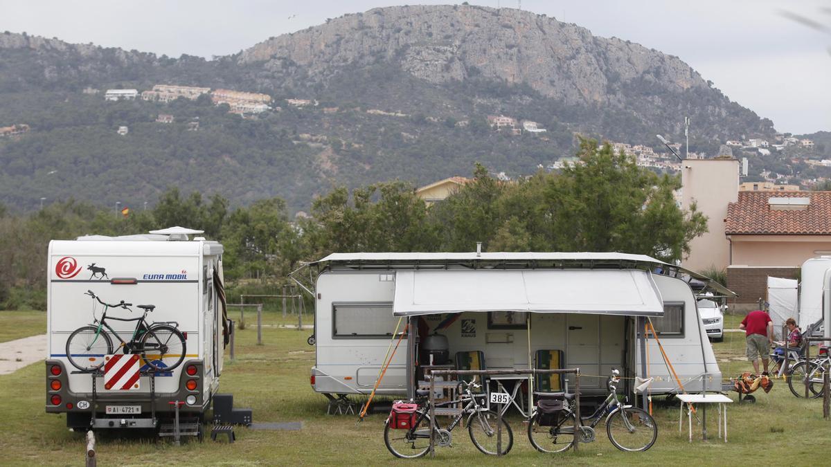 Autocaravanes en un càmping de l&#039;Estartit.