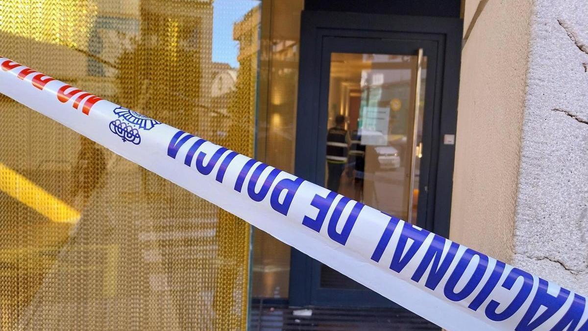 Dos agentes en el interior de la clínica dental, durante el registro de la semana pasada.